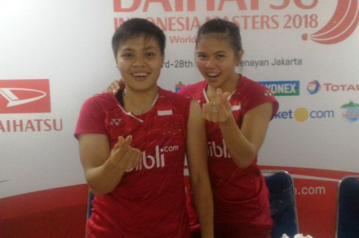 Ekspresi pasangan ganda putri bulu tangkis Indonesia, Greysia Polii (kanan) dan Apriyani Rahayu dalam jumpa pers seusai laga semifinal Indonesia Masters 2018 di Istora Senayan, Jakarta Selatan, pada Sabtu (27/1/2018).