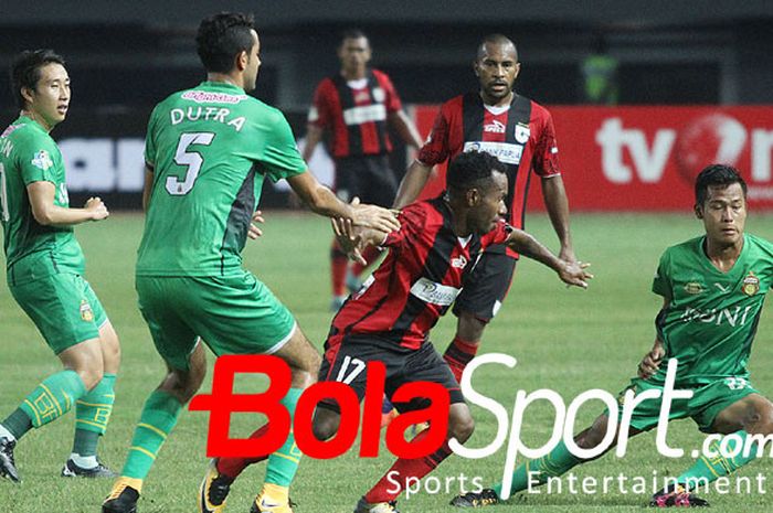 Pemain Persipura Jayapura Yohanes Ferinando Pahabol dikepung tiga pemain Bhayangkara FC di Stadion Patriot, Sabtu (9/9/2017).