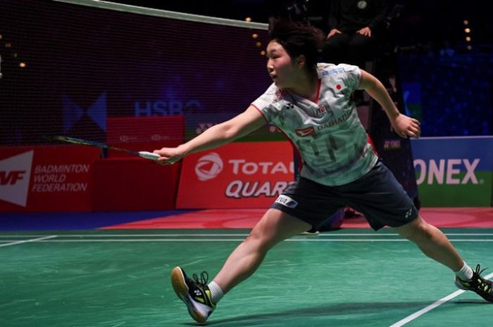  Pebulu tangkis tunggal putri Jepang, Akane Yamaguchi, mengembalikan kok ke arah Tai Tzu Ying (Taiwan) [pada final All England 2018 yang berlangsung di Arena Birmingham, Inggris (18/3/2018).  