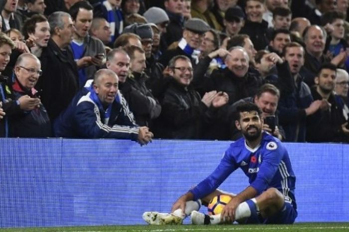 Penyerang Chelsea, Diego Costa, terduduk di lapangan setelah gagal menyelesaikan peluang menjadi gol ke gawang Everton dalam partai Premier League di Stamford Bridge, London, 5 November 2016.