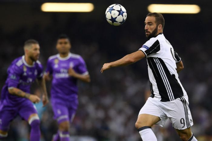 Striker Juventus, Gonzalo Higuain (kanan), beraksi dalam laga final Liga Champions kontra Real Madrid di National Stadium of Wales, Cardiff, pada 3 Juni 2017.