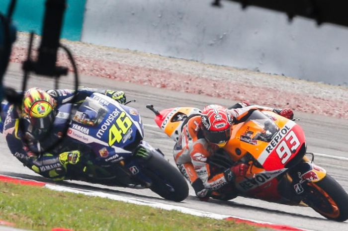 Valentino Rossi (#46) mendahului Marc Marquez (#93) pada balapan GP Malaysia di Sirkuit Sepang, Minggu (25/10/2015).