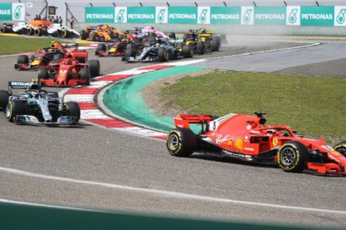   Pebalap Scuderia Ferrari, Sebastian Vettel, memimpin balapan Formula (F1) di Sirkuit Internasional Shanghai, China, pada Minggu (15/4/2018).  