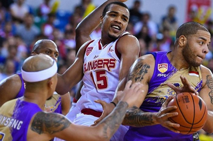 CLS Knights Indonesia bertandang ke markas Singapore Slingers pada ajang ASEAN Basketball League (ABL) 2017-2018 di OCBC Arena, Singapura, Minggu (26/11/2017).