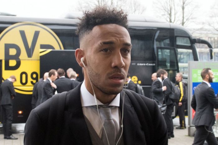 Striker Borussia Dortmund, Pierre-Emerick Aubameyang, tiba di bandara di Dortmund, Jerman, pada 5 Desember 2017.