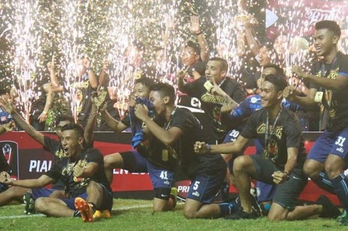 Pemain, pelatih, dan ofisial Arema FC bersuka cita seusai mengalahkan PBFC II pada final Piala Presiden 2017 di Stadion Pakansari, Kabupaten Bogor, Minggu (12/3/2017) malam. 