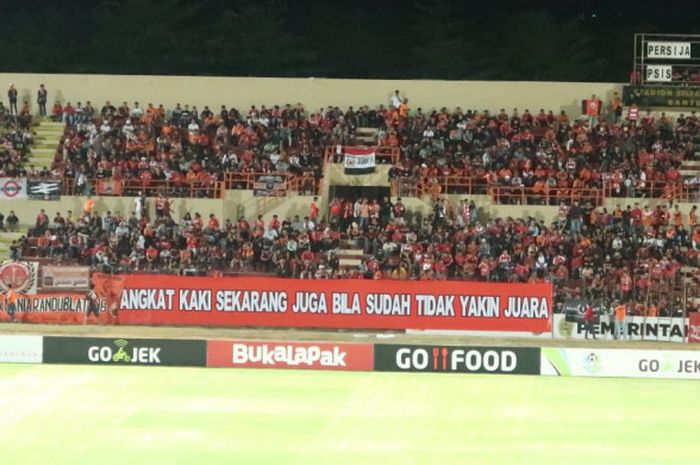  Kelompok suporter Persija Jakarta, The Jak Mania, membentangkan spanduk bernada peringatan dalam laga melawan PSIS Semarang pada pekan ke-22 Liga 1 musim 2018 di Stadion Sultan Agung (SSA), Bantul, Selasa (18/9/2018). 