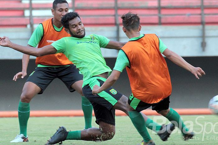 Pemain-pemain Persebaya Surabaya saat melakukan latihan di Gelora Bung Tomo Surabaya.