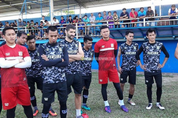 Pemain Persiba Balikpapan menjalani latihan.  Maldini Pali (ketiga kanan) dan Hendra Sandi Gunawan (kelima kanan), Senin (31/7/2017)