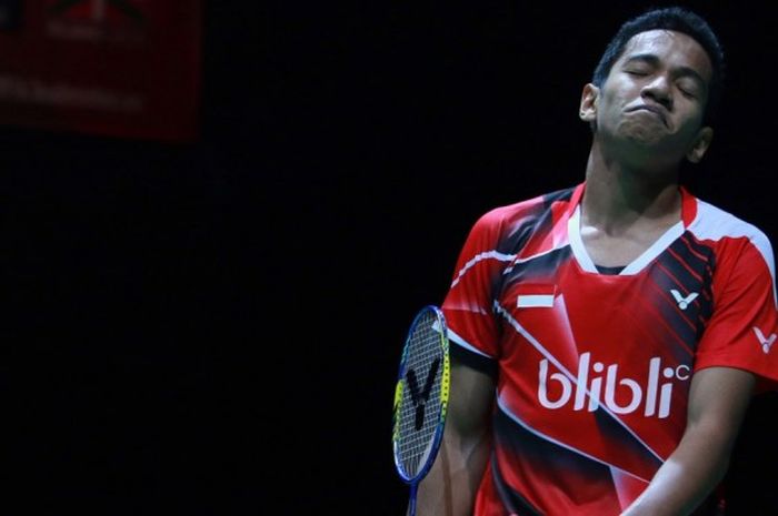 Pebulu tangkis tunggal putra Indonesia, Chico Aura Dwi Wardoyo, bereaksi saat menjalani pertandingan babak final Kejuaraan Dunia Junior 2016 di Bilbao Arena, Spanyol, Minggu (13/11/2016). Chico kalah 19-21, 12-21 dari Sun Feixiang.