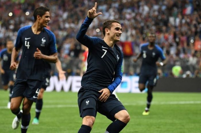 Selebrasi penyerang Antoine Griezmann saat merayakan golnya untuk Prancis ke gawang Kroasia dalam laga final Piala Dunia 2018 di Stadion Luzhniki, Moskow, 15 Juli 2018.