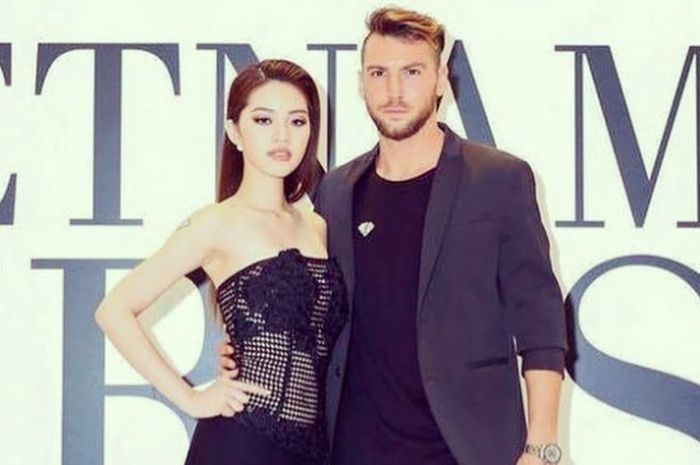 Marko Simic (kanan) bersama Ho Ngoc Ha