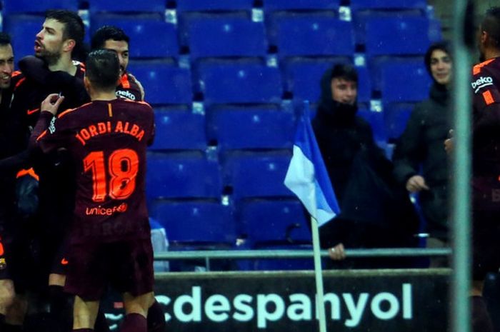 Bek FC Barcelona, Gerard Pique (kedua dari kiri), merayakan gol yang dia cetak ke gawang Espanyol dalam laga Liga Spanyol di Stadion RCDE, Cornella de Llobregat, pada 4 Februari 2018.