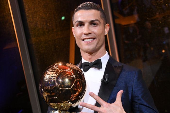 Megabintang Real Madrid asal Portugal, Cristiano Ronaldo, berpose dengan memegang trofi Ballon d'Or 2017 di Paris, Prancis, pada 7 Desember 2017.