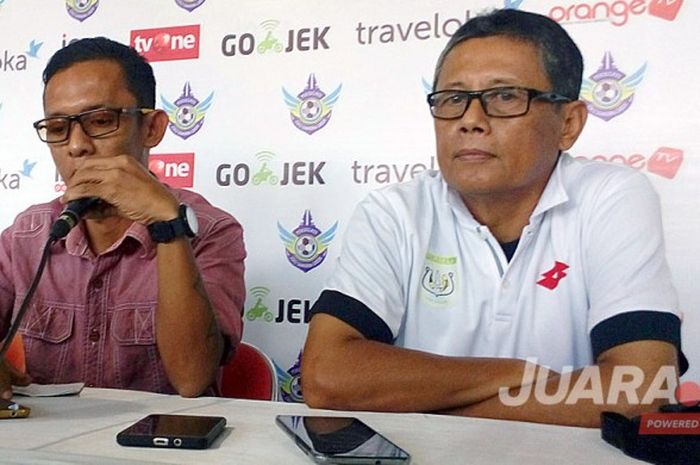 Pelatih Persela Lamongan, Herry Kiswanto (kanan), saat berbicara dalam konfrensi pers, Minggu (4/6/2016) di Stadion Petrokimia Gresik, menjelang melawan Persegres Gresik United dalam laga lanjutan Liga 1.
