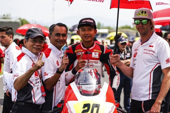 Pebalap AHRT Indonesia yang mengikuti CEV International Championship di Moto2 European Championship, Dimas Ekky (kedua dari kanan).