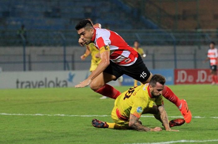 Aksi kapten Madura United, Fabiano Beltrame, saat melawan Bhayangkara FC. 