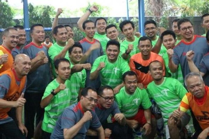 Presiden Joko Widodo (kanan) berfose bersama setelah bermain futsal dengan wartawan kepresidenan di Time Futsal, Kelapa Gading, Jakarta Utara, Selasa (7/2/2017). 