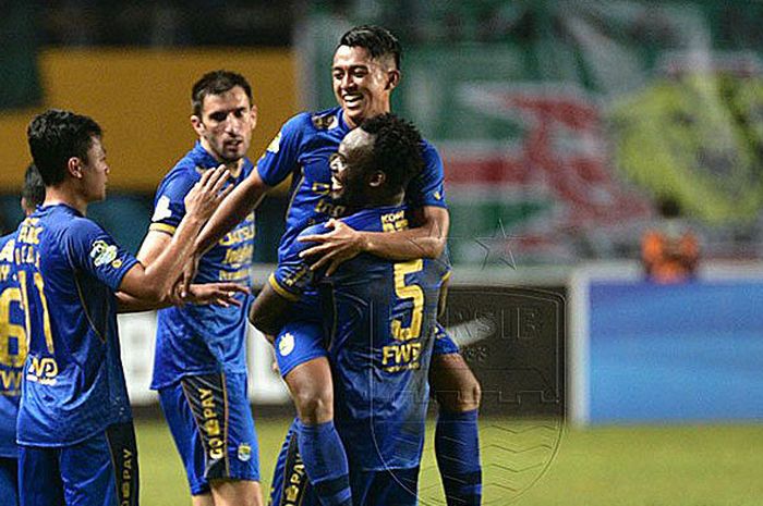 Gelandang Persib Bandung, Febri Hariyadi, merayakan gol bersama rekan setimnya saat melawan Sriwijaya FC dalam laga pekan ke-23 Liga 1 di Stadion Gelora Sriwijaya, Palembang, Senin (4/9/2017).