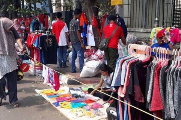 Pedagang pernak-pernik khas Asian Games 2018 di sekitar Stadion Utama Gelora Bung Karno, Senayan, Jakarta.