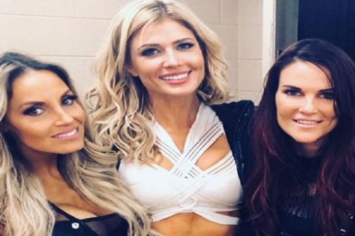 (dari ki-ka) Trish Stratus, Torrie Wilson, dan Lita rela melakukan comeback ke WWE demi tampil di ajang Royal Rumble 2018 yang digelar Minggu (29/1/2018) malam waktu Amerika Serikat.