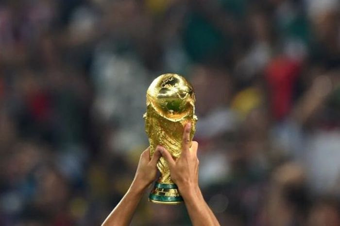 Trofi juara Piala Dunia yang diangkat kapten timnas Jerman, Bastian Schweinsteiger, setelah timnya menekuk Argentina pada final di Maracana, Rio de Janeiro, 13 Juli 2014.