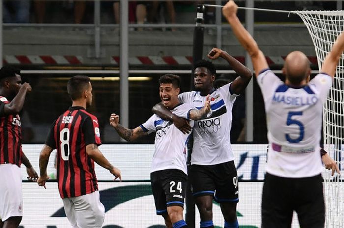 Selebrasi gelandang Atalanta, Emiliano Rigoni (tengah), seusai mencetak gol ke gawang AC Milan pada pertandingan Liga Italia 2018-2019 di Stadion San Siro, Milan, Italia, pada Minggu (23/9/2018).