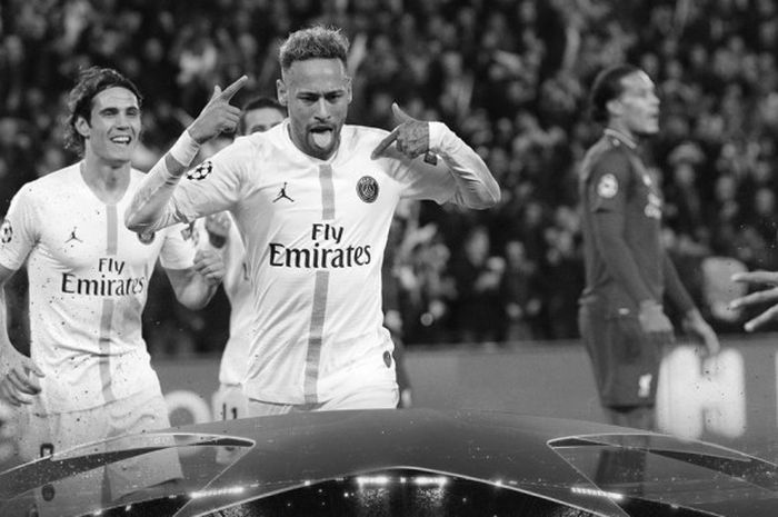 Penyerang Paris Saint-Germain, Neymar, merayakan gol yang dicetak ke gawang Liverpool FC dalam laga Grup C Liga Champions di Stadion Parc des Princes, Paris, Prancis pada 28 November 2018.