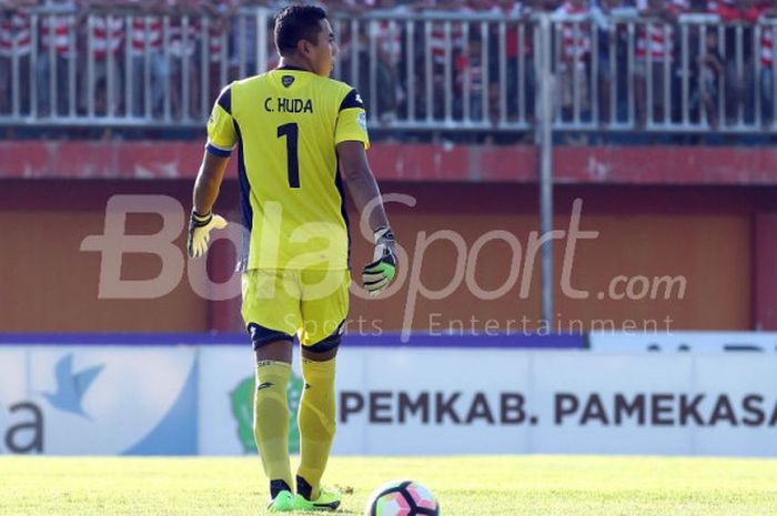 Kiper Persela, Choirul Huda, beraksi pada sebuah laga Liga 1 kontra Madura United di Stadion Gelora Ratu Pamelingan, Pamekasan, Madura, 4 Agustus 2017.