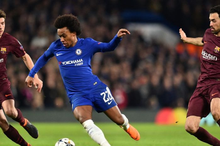 Gelandang Chelsea, Willian (tengah), mendapat penjagaan dari pemain FC Barcelona, Sergi Roberto (kiri) dan Sergio Busquets, dalam laga leg pertama babak 16 besar Liga Champions di Stadion Stamford Bridge, London, Inggris, pada 20 Februari 2018.