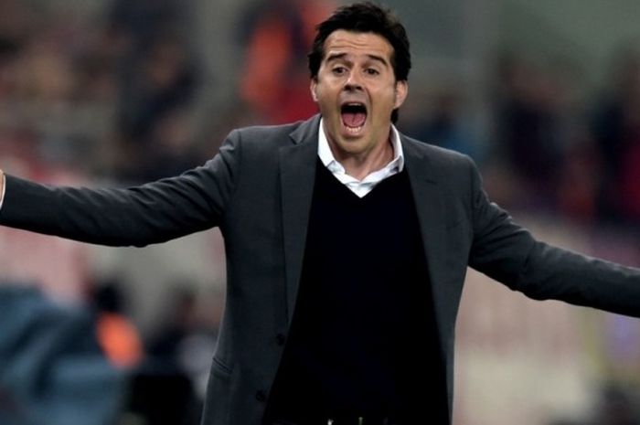 Reaksi Marco Silva saat memimpin Olympiacos menghadapi Anderlecht dalam laga Liga Europa di Stadion Karaiskakis, Athens, 25 Februari 2016.