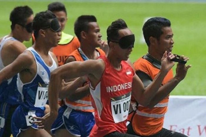 Abdul Halim dan Ahmad Azlan memimpin di depan saat ASEAN Para Games Malaysia 2017.