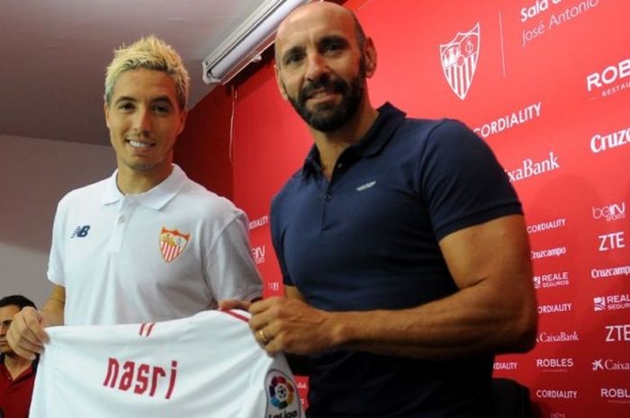 Direktur olahraga Sevilla, Monchi, berpose dengan Samir Nasri pada acara presentasi sang pemain di Stadion Ramon Sanchez Pizjuan di Sevilla, Spanyol, pada 9 Januari 2017.