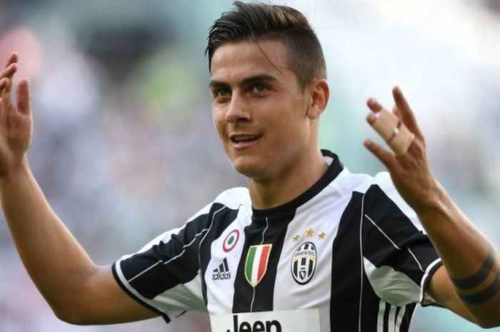 Ekspresi striker Juventus, Paulo Dybala, saat merayakan kemenangan timnya atas Crotone demi memastikan gelar juara Liga Italia 2016-2017 di Juventus Stadium, Turin, Italia, pada Minggu (21/5/2017).