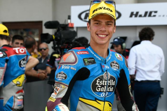 Pebalap Marc VDS, Joan Mir, merayakan keberhasilannya setelah finis di posisi ketiga pada balapan Moto2 Prancis yang digelar di Sirkuit Le Mans, Prancis, pada Minggu (20/5/2018).