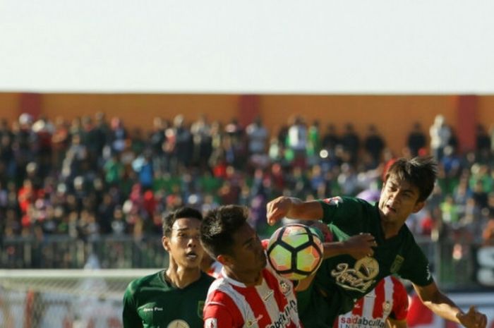 Pemain Persepam, Dimas Galih Gumilang duel dengan pilar Persebaya, M Abdul Aziz (kanan) pada laga pekan ke-11 Grup 5 Liga 2 di Stadion Gelora Ratu Pamelingan, Pamekasan, Kamis (10/8/2017) sore. 