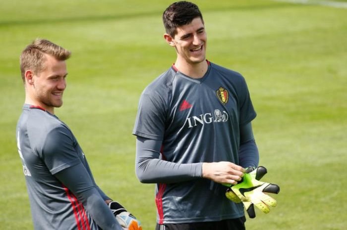 Kiper timnas Belgia, Thibaut Courtois dan Simon Mignolet, berkelakar pada sesi latihan Belgia di Tubize, Belgia, pada 4 Juni 2017.