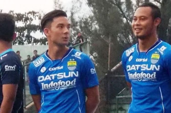 Gelandang Persib, Kim Kurniawan (tengah) bersama kapten Maung Bandung, Atep, dalam peluncuran tim kebanggaan bobotoh di Stadion Siliwangi, Kota Bandung, Sabtu (23/4/2016). 