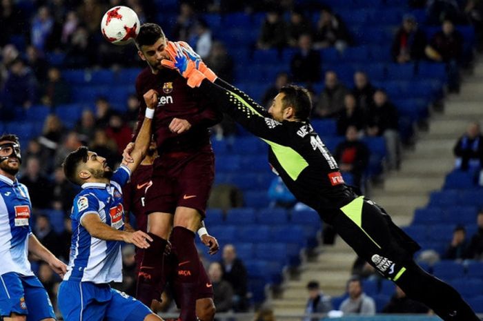 Bek FC Barcelona, Gerard Pique (kedua dari kanan), berduel dengan kiper Espanyol, Diego Lopez, dalam laga leg pertama perempat final Copa del Rey di Stadion Cornella-El Prat, Barcelona, Spanyol, pada 17 Januari 2018.