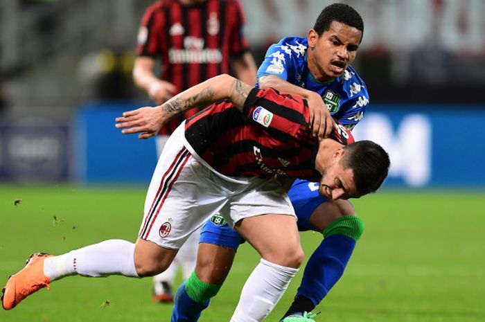 Penyerang AC Milan, Suso (depan), berduel dengan bek Sassuolo, Rogerio, dalam laga lanjutan Liga Italia, Senin (9/4/2018) dini hari WIB di Stadion San Siro, Milan.