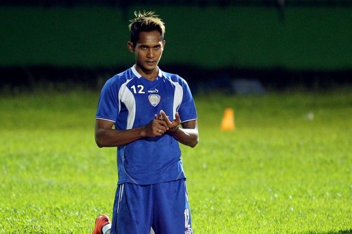 Gelandang Arema Cronus, Hendro Siswanto, berlatih sebelum berlaga di Piala Bhayangkara di Stadion Gajayana, Kota Malang,16 Maret 2016.