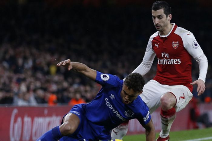 Gelandang Arsenal, Henrikh Mkhitaryan (kanan), berduel dengan striker Everton, Dominic Calvert-Lewin, dalam pertandingan Liga Inggris 2017-2018 di Stadion Emirates, London, Inggris, pada Sabtu (3/2/2018). 