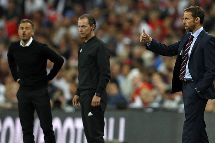 Ekspresi pelatih Inggris, Gareth Southgate (kanan), dan pelatih Spanyol, Luis Enrique (kiri), dalam laga UEFA Nations League di Stadion Wembley, London, Inggris pada 8 September 2018.