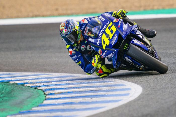 Valentino Rossi saat mengendarai motor Movistar Yamaha dalam sesi tes resmi MotoGP yang digelar di S