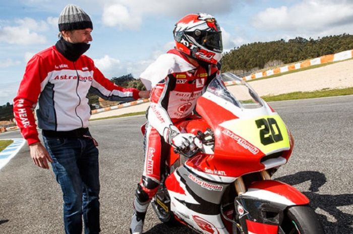 Pebalap Astra Honda Racing Team Indonesia, Dimas Ekky Pratama (kanan) setelah mengikuti balapan seri pertama pada Moto2 European Championship di Sirkuit Estoril, Portugal, Minggu (25/3/2018).