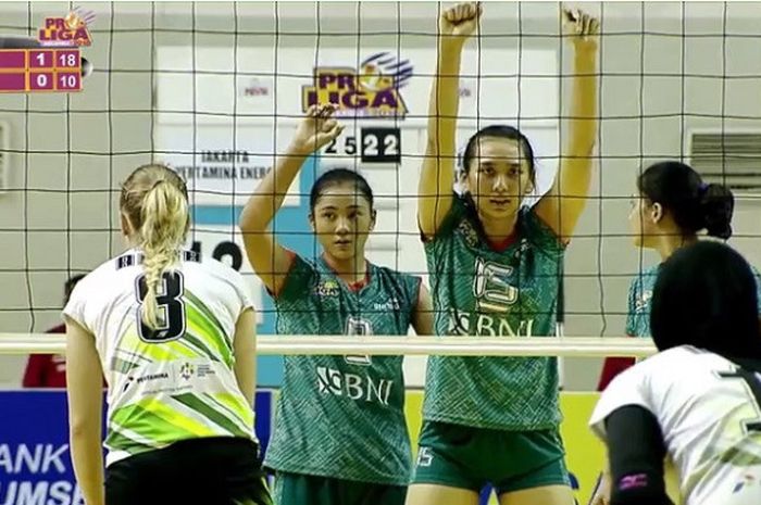 Bintang tim voli putri Jakarta BNI Taplus, Yolla Yuliana (ketiga dari kiri), bersiap saat menghadapi Jakarta Pertamina Energi dalam Putaran II Proliga 2018 di  GOR PSCC, Palembang, Jumat (9/3/2018) sore WIB.