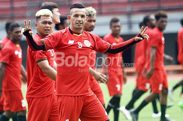 Pemain-pemain Perseru Serui saat uji lapangan di Gelora Bung Tomo, Kamis (17/1/2017) pagi.