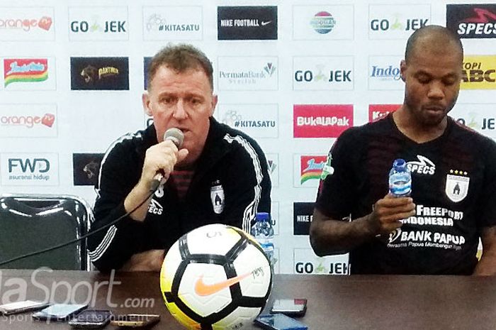 Pelatih Persipura, Peter Butler (kiri), memberikan keterangan pada konfrensi pers di Stadion Gelora Bandung Lautan Api, Kota Bandung, Sabtu (12/5/2018), usai laga Liga 1 2018 melawan Persib Bandung.