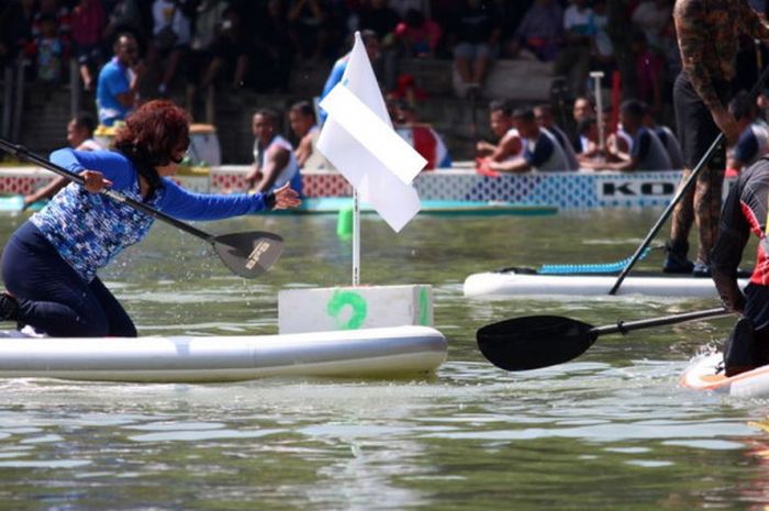 Menteri Kelautan dan Perikanan Susi Pudjiastuti mengambil bendera kemenangan dalam adu cepat melawan Wakil Gubernur DKI Jakarta Sandiaga Uno di Danau Sunter, Jakarta Utara, Minggu (25/02/2018)