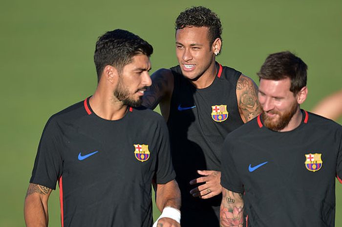 Tiga penyerang Barcelona, (kiri-kanan) Luis Suarez (kiri), Neymar (tengah), dan Lionel Messi (kanan), mengikuti sesi latihan di Barry University, Miami, Florida, pada 27 Juli 2017, dua hari menjelang laga International Champions Cup melawan Real Madrid.